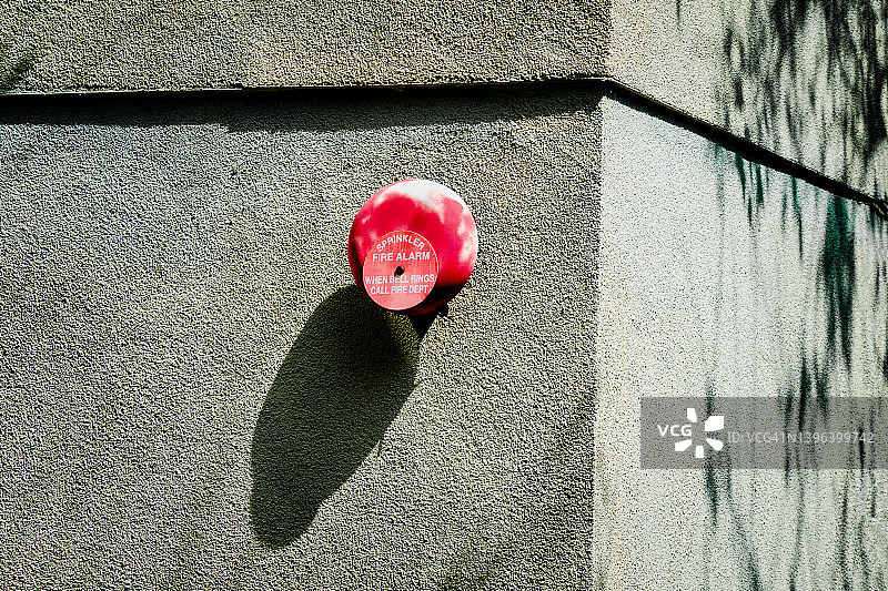 墙上的红色火灾警报铃图片素材