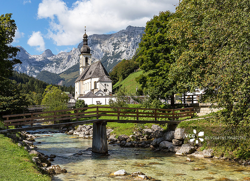 拉姆绍/贝希特斯加登地区，教堂和小溪（巴伐利亚/德国）图片素材