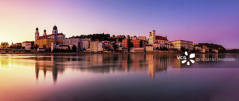 日落时分的帕绍全景（德国巴伐利亚州）图片素材