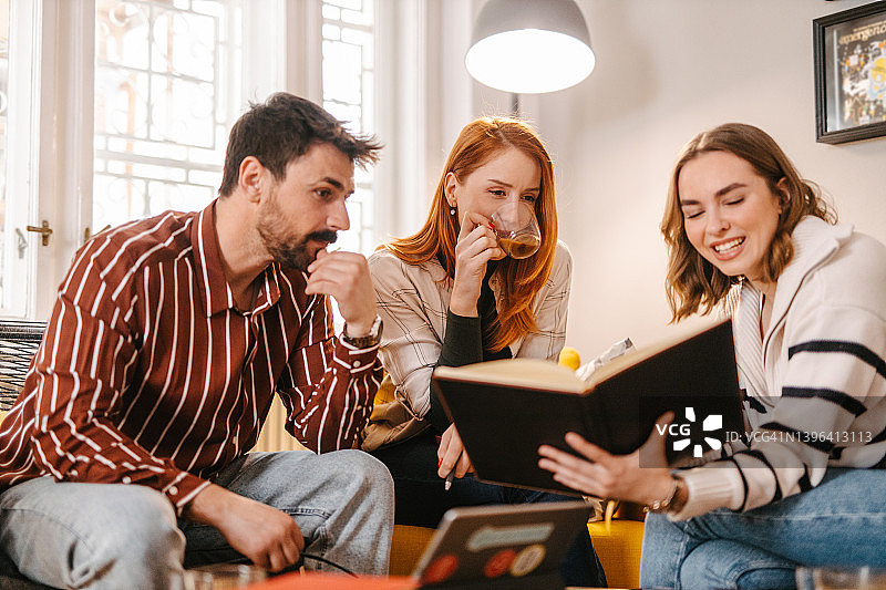 同事们在看计划表图片素材