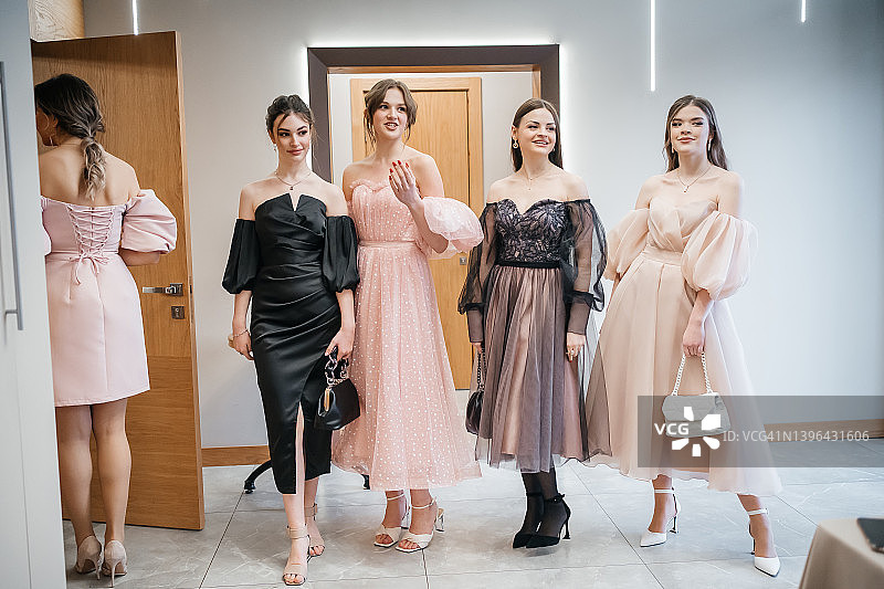 参加派对的漂亮女友们图片素材