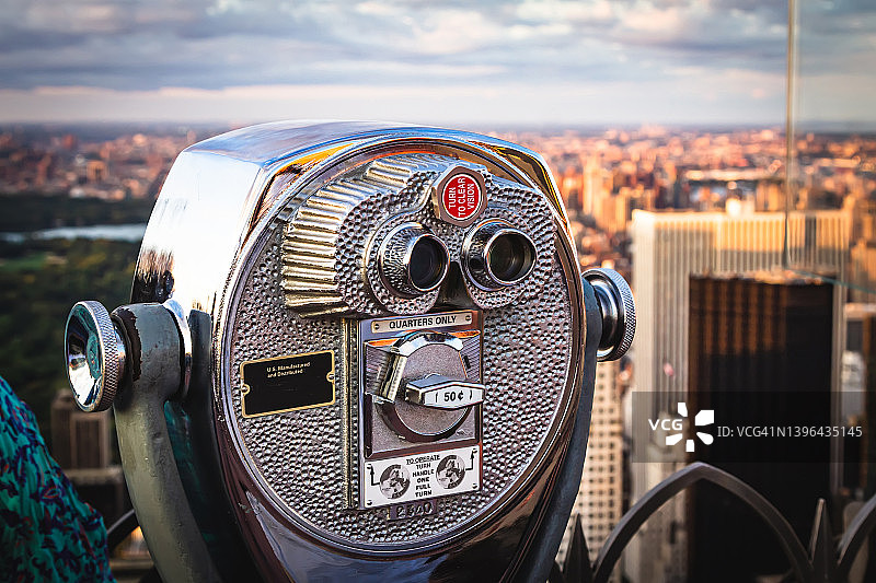 老式望远镜眺望曼哈顿中城图片素材