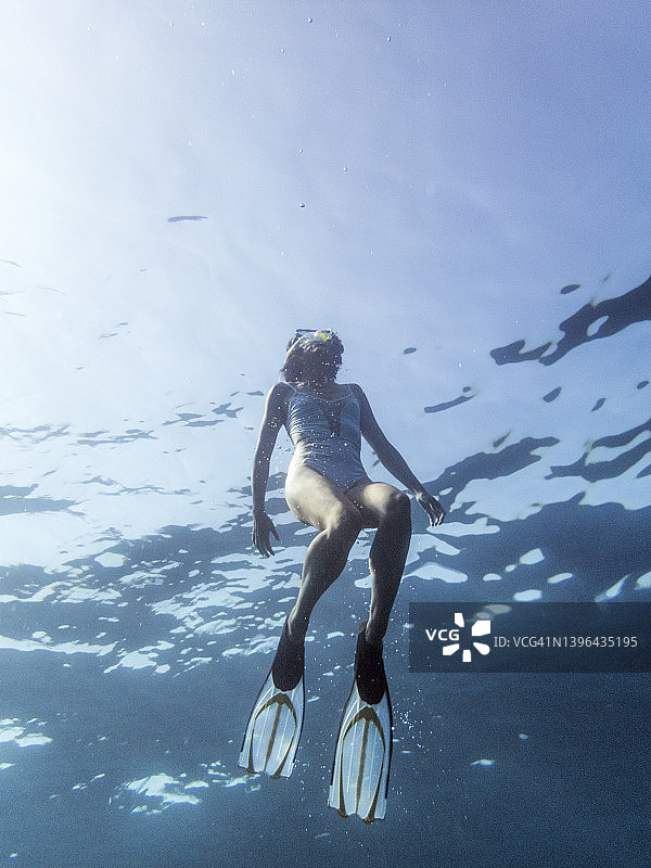 女人在水下升到水面图片素材