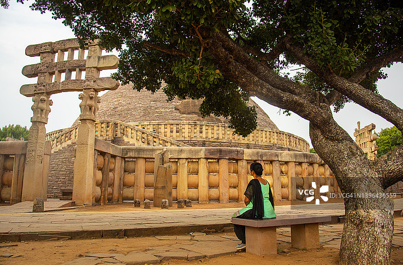 女游客参观印度桑奇大塔图片素材