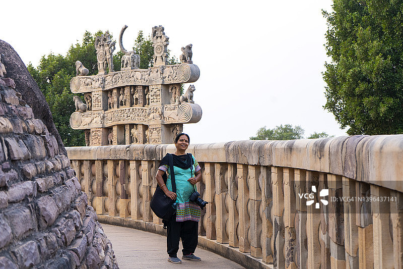 女游客参观印度桑奇大塔图片素材
