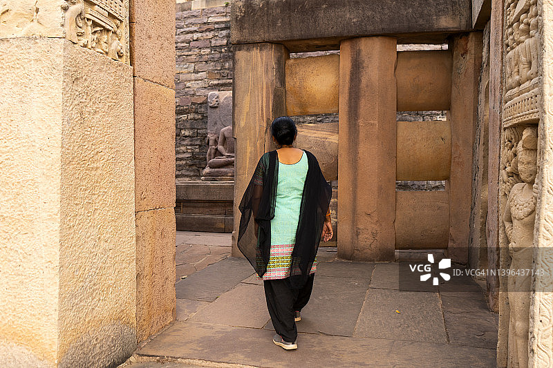 女游客参观印度桑奇大塔图片素材