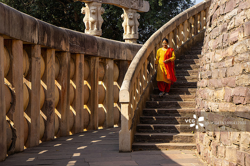 女游客参观印度桑奇大塔图片素材