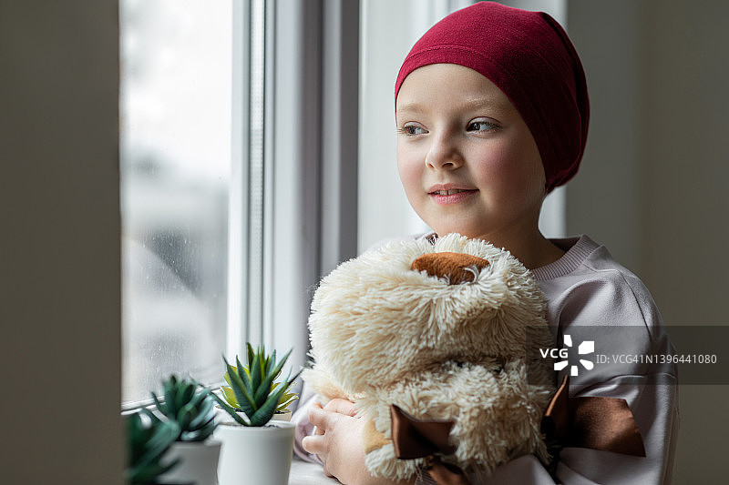 与癌症抗争并幸存下来的年轻女孩图片素材