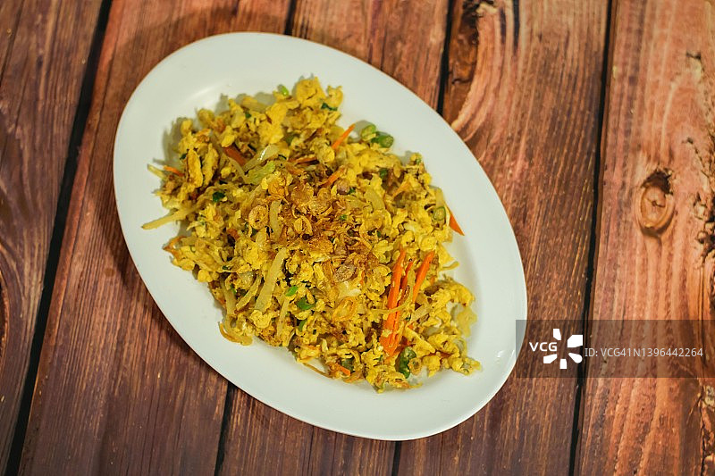 木桌上的芙蓉蛋图片素材