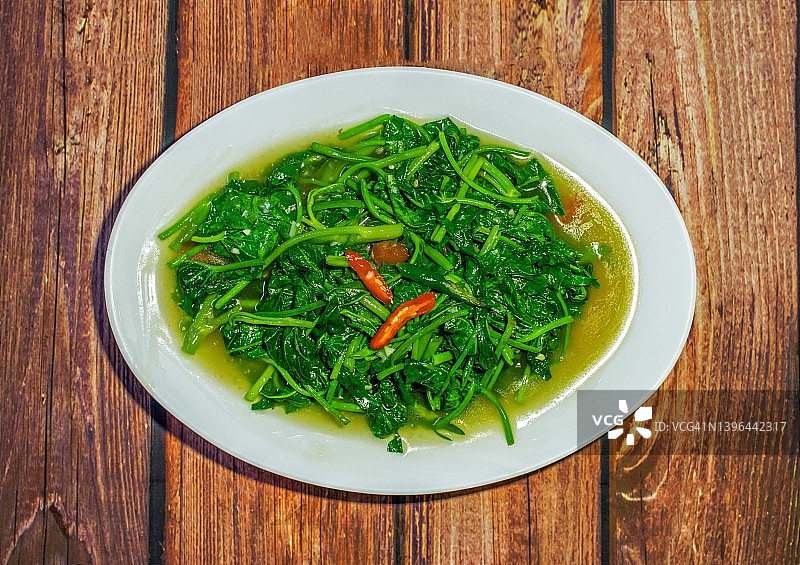 木桌上的炒空心菜图片素材