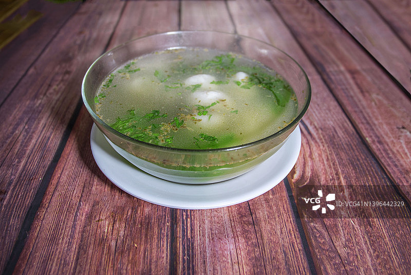 木桌上的鱼丸汤图片素材