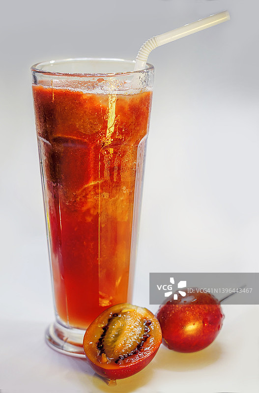 白色背景下的树番茄汁图片素材