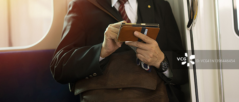 特写：商务男士在家中使用手机图片素材