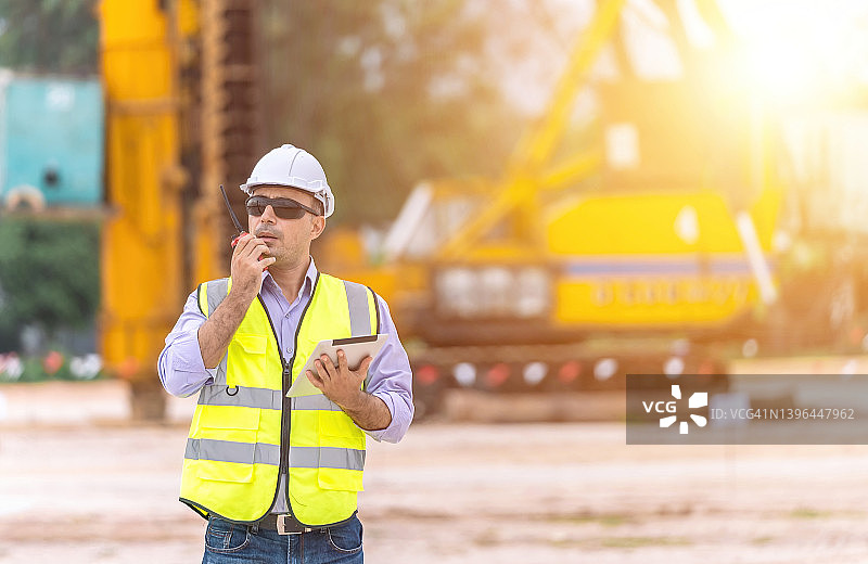 在建筑工地操作打桩机的工程师图片素材