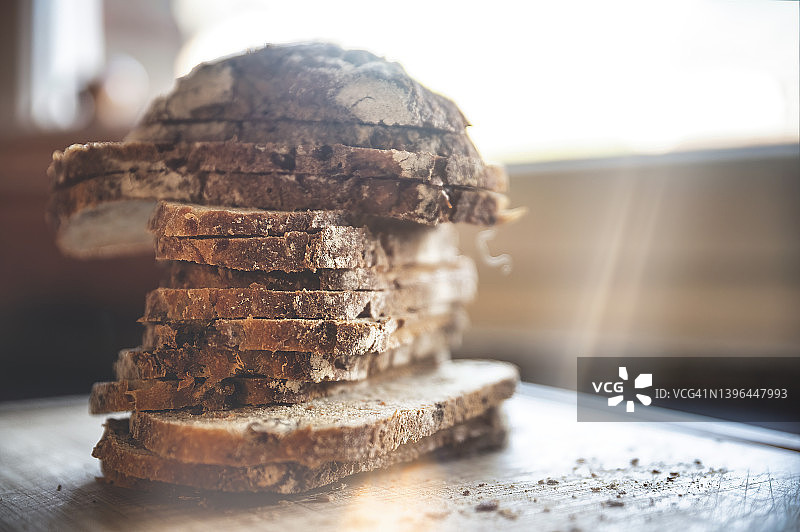 桌子上叠放的新鲜面包片图片素材