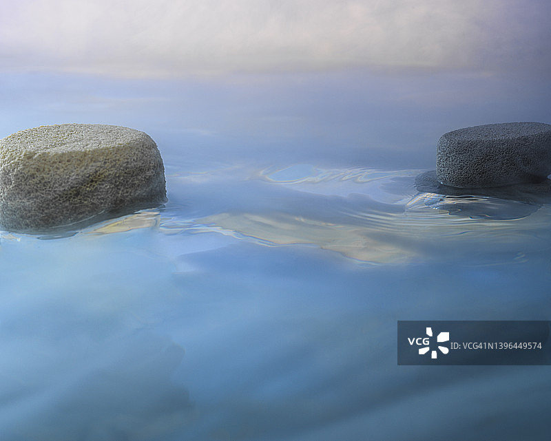 水中的海绵和浮石图片素材