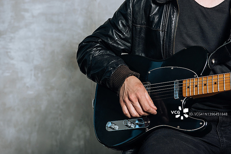 吉他特写：演奏音乐的吉他手图片素材