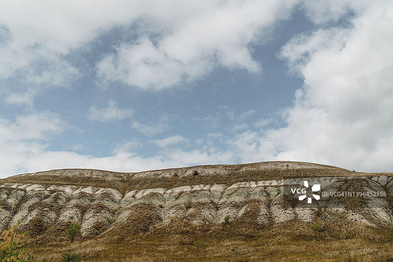 多云天空下的山景图片素材