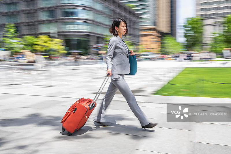 赶往会议的女性私人助理图片素材