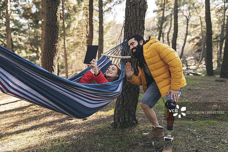 残疾男子与视频通话女子图片素材