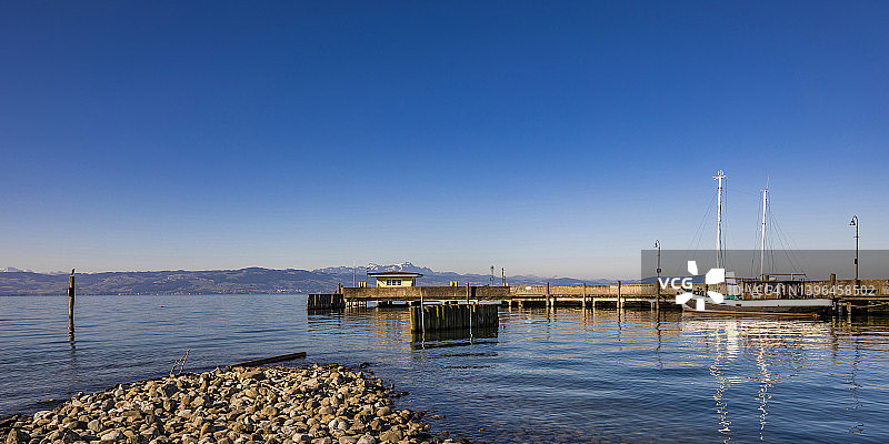 德国巴登-符腾堡州，康斯坦茨湖岸边码头的晴朗蓝天图片素材