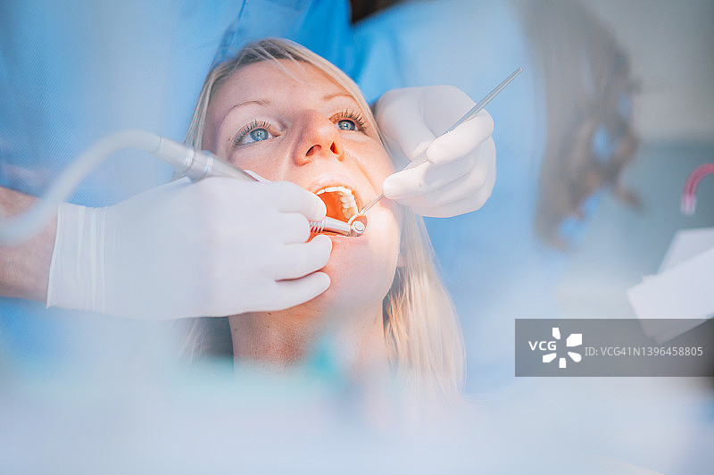 牙医进行牙科钻孔手术特写图片素材