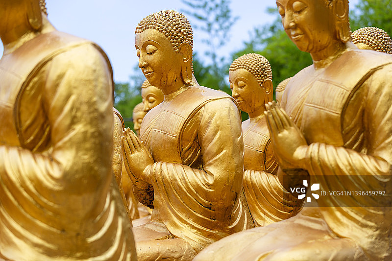 泰国那空那育府玛卡布查佛教纪念公园的1250弟子金色佛像图片素材