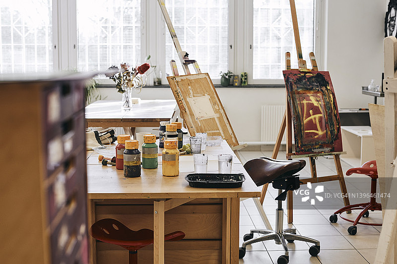 美术课上的画架上的画图片素材