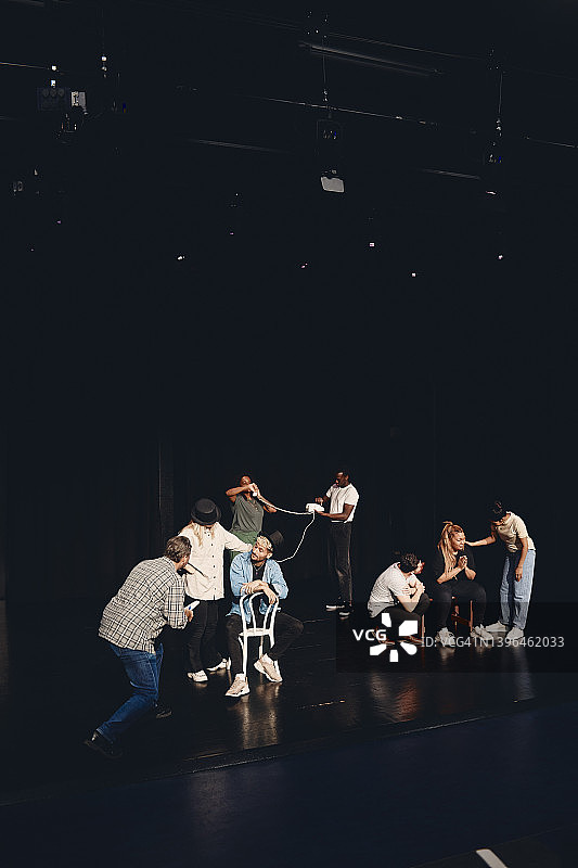 演员们在舞台上一起排练图片素材