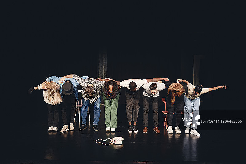 多种族男女艺术家在舞台上一起鞠躬图片素材