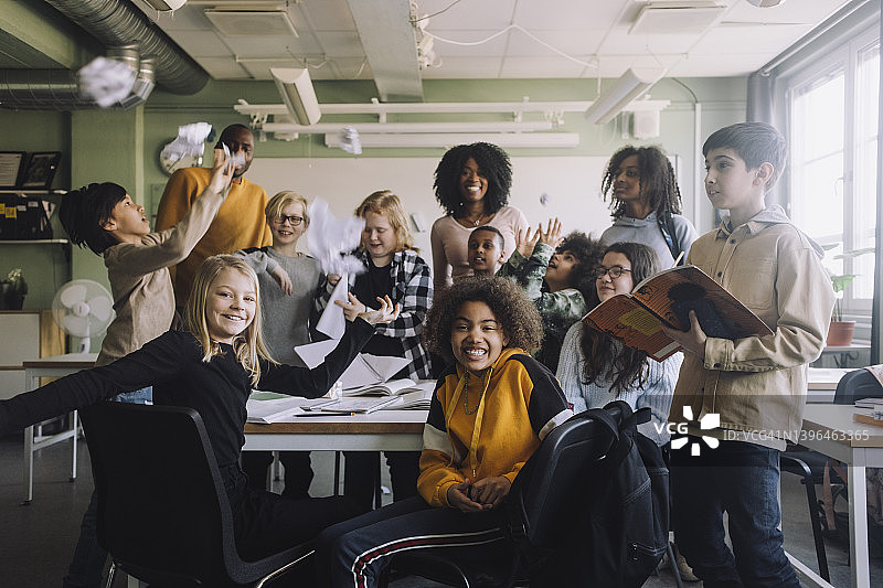 一群快乐的学生和老师在学校的教室里图片素材