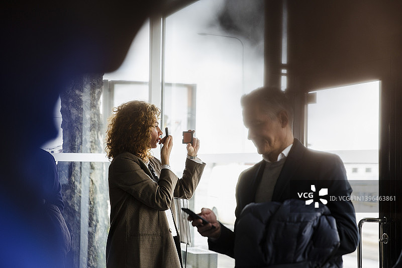 女商人参加研讨会前在会议中心化妆图片素材