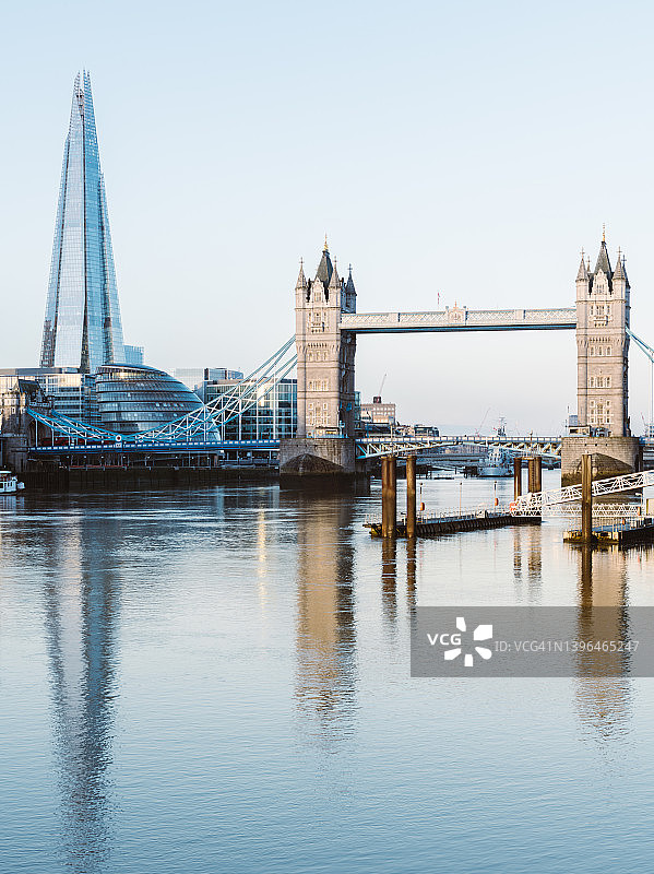 日出时分的碎片大厦和伦敦塔桥图片素材