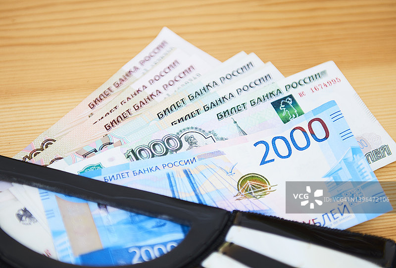 女士钱包里的卢布图片素材