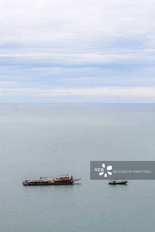泰国甲米安达曼海的油罐货船航拍图片素材