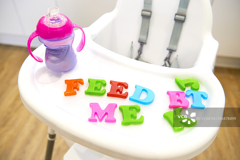 拼出“喂我”字样的高脚椅图片素材