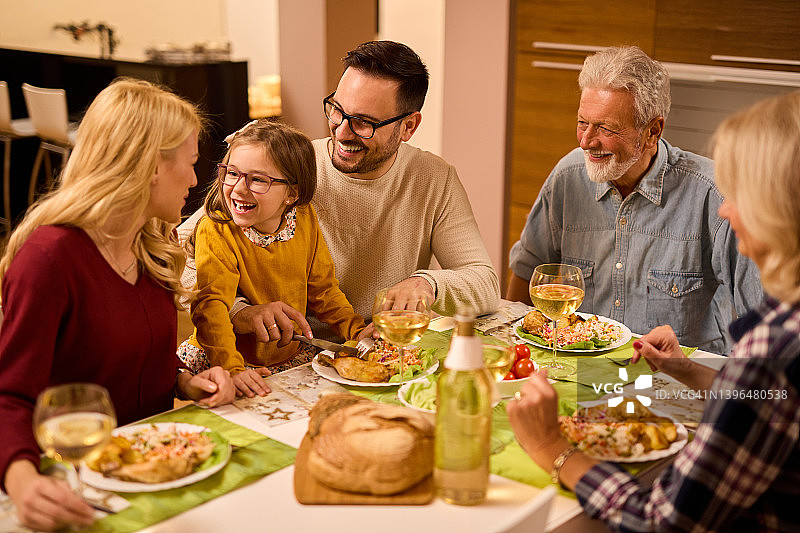 多代同堂家庭在家中享用午餐图片素材