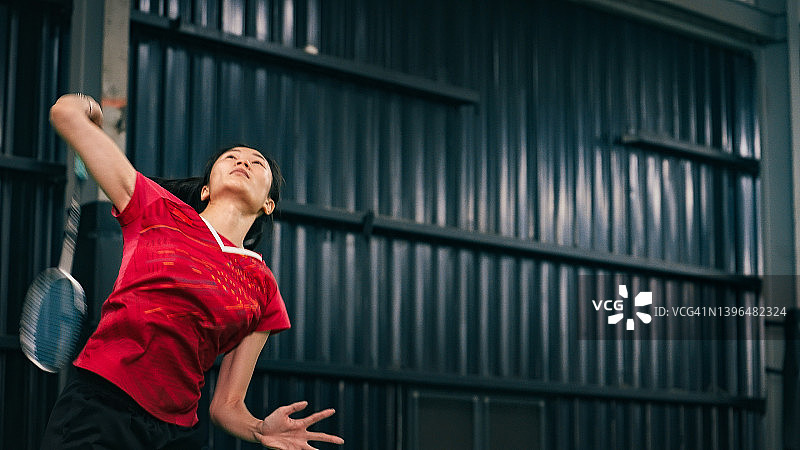 《羽毛球精神》跳杀图片素材