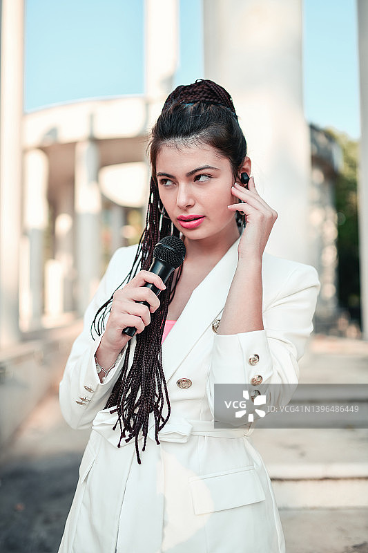 在市中心完成活动报告的现代女记者图片素材