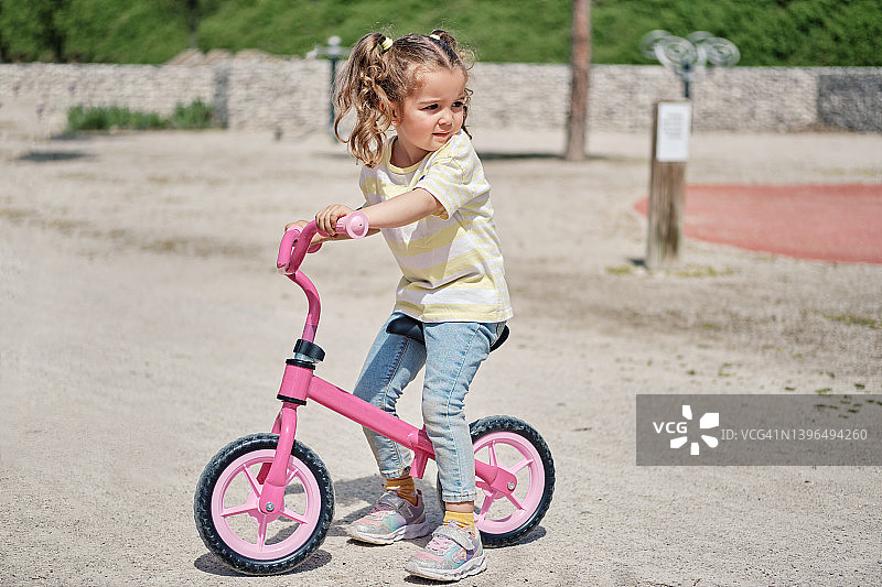 快乐的女孩户外骑自行车图片素材