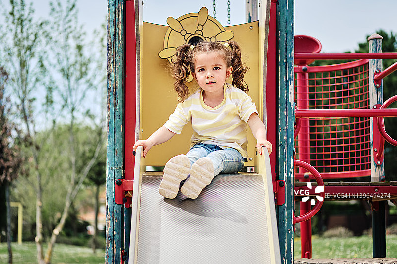 在游乐场玩耍的孩子们图片素材