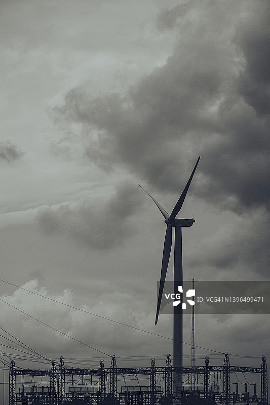发电站旁边的风车图片素材