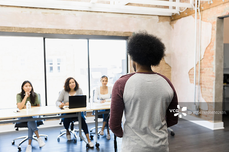 参加评审团试镜的年轻人图片素材