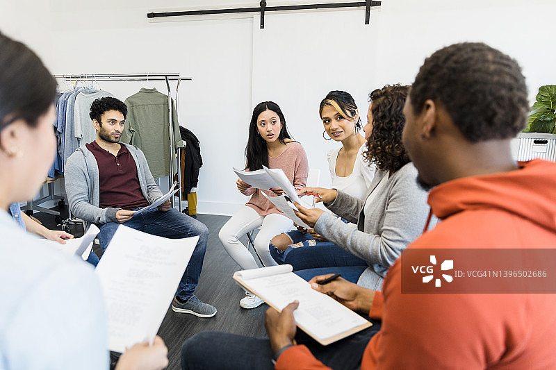 导师与表演系学生小组会面图片素材