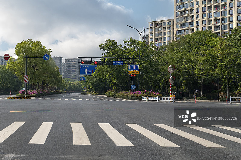 中国杭州的空旷十字路口图片素材