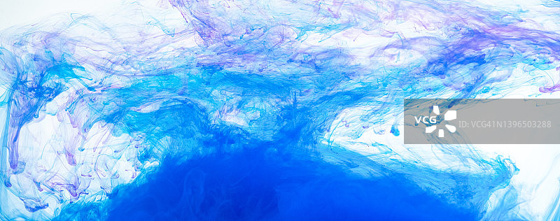 水中墨色颜料倾倒的抽象效果图片素材