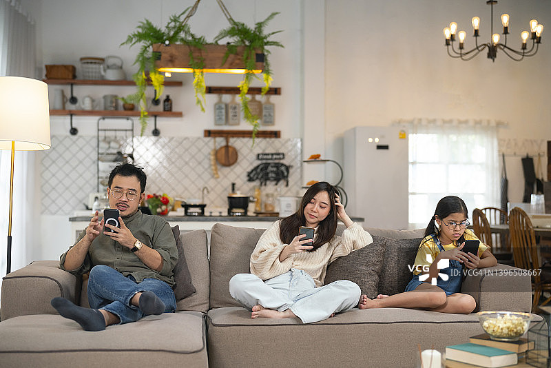 家庭合影：用手机通过5G网络发送短信图片素材