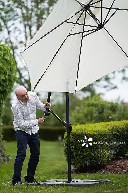 打开阳伞图片素材