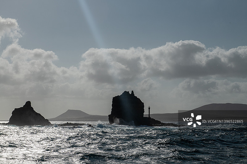 加那利群岛拉格拉西奥萨岛附近岩石上的小灯塔图片素材