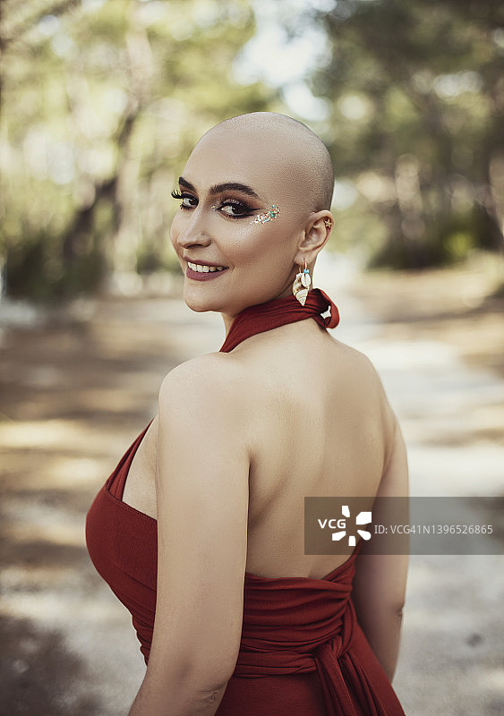 林区道路上美丽的秃头年轻女人图片素材